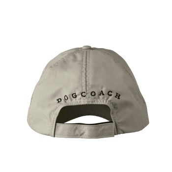 Eine hellgraue Baseballmütze mit dem Text "DOGCOACH" in Schwarz auf der Rückseite gestickt.