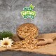 Eine Holzschüssel mit buntem Haustierfutter auf Jute, mit einer Schaufel und einer Blume in der Nähe, zeigt das Logo "LYRA NATURE POWER" darüber.