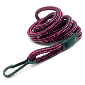 Schwarz-pinke geflochtene Haustierleine mit Metallclip vor schwarzem Hintergrund.