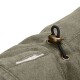 Nahaufnahme eines grünen Haustierzubehörs mit einem bronzenen Toggle und schwarzem Kabel, das seinen strukturierten Stoff und die Nähdetails zeigt.