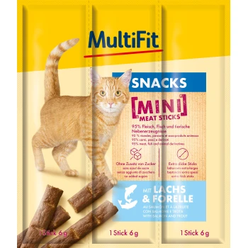 Orangefarbener Tabby-Kater neben der Verpackung von MultiFit [MINI] Fleischsticks, mit 95 % Fleisch, Fisch und ohne zugesetzten Zucker, mit Lachs und Forelle.