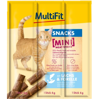 Orangefarbener Tabby-Kater neben der Verpackung von MultiFit [MINI] Fleischsticks, mit 95 % Fleisch, Fisch und ohne zugesetzten Zucker, mit Lachs und Forelle.