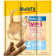 Chat tigré orange à côté de l'emballage des bâtonnets de viande MultiFit [MINI], présentant 95 % de viande, de poisson, et sans sucres ajoutés, avec du saumon et de la truite.