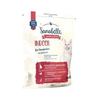 Sanabelle Indoor Katzenfutterverpackung mit einer weißen Katze, die reduzierte Energie und Zutaten hervorhebt: 20% Geflügel, 5% Fisch, 5% Leber.