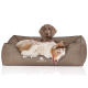 Ein gemütliches Hundebett in neutralem Braun mit einem Hund, der bequem liegt, mit dem markanten Logo "KNUFFELWUFF".