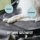 Die Pfote eines Hundes auf einer schwarzen wasserdichten Oberfläche mit Wassertropfen. Text: "KRATZFEST," "WASSERDICHT," und "OPTIMAL GESCHÜTZT."
