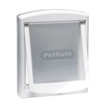 Witte PetSafe huisdierdeur met een transparante flap, ontworpen voor gemakkelijke toegang voor huisdieren.