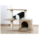 Eine schwarz-weiße Katze spielt auf einem mehrstöckigen Kratzbaum mit einem geflochtenen Sockel und Kratzpfosten, mit einem baumelnden Spielzeug.