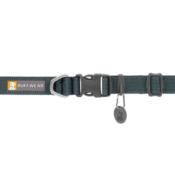 Ein strapazierfähiges Hundehalsband in Dunkelgrau mit einem reflektierenden Design, mit einem Metall-D-Ring und einem Anhänger mit dem Ruffwear-Logo.