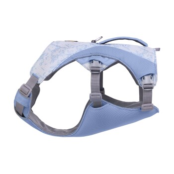 Helle blaue Haustiergeschirr mit verstellbaren Riemen und gepolstertem Design, mit einer Netzstruktur für Komfort.