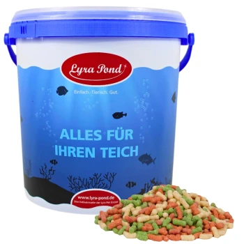 Ein blau-weißer "Lyra Pond" Behälter mit "ALLES FÜR IHREN TEICH" neben einem bunten Haufen roter, grüner und beiger Fischfutterpellets.