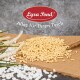 Lyra Pond Fischfutterpellets auf Jute, umgeben von dekorativen Steinen und Gras, mit dem Text "Alles für Ihren Teich."