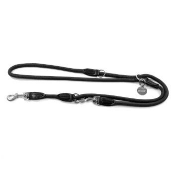 Schwarze Hundeleine mit gepolsterten Griffen und Metallclips, mit einem kleinen Etikett mit dem Markennamen 'ilionte'.