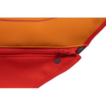 Nahaufnahme einer Haustier-Schwimmweste mit einem leuchtend orange-roten Design, mit einem Reißverschluss und Druckknopfdetails.