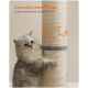 Eine flauschige graue Katze klammert sich an einen Sisal-Kratzbaum mit dem Text: 'Extra dick, extra Freude' und 'Größere Kratzfläche, Spaß für Pfoten!'