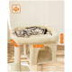 Ein gemütliches cremefarbenes Katzenbett mit einer schlafenden grauen getigerten Katze darauf, mit Abmessungen von 56 cm Breite, 41 cm Höhe und 10 cm Tiefe.