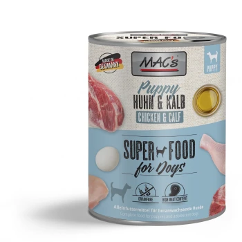 Dosen-Hundefutter mit der Aufschrift 'MAC's Puppy Huhn & Kalb', das Huhn und Kalb enthält, mit Bildern von Fleisch, einem Ei und einem Öltropfen.