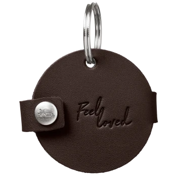 Runde braune Leder-Tiermarke an einem silbernen Schlüsselring, geprägt mit „Feel loved“ und mit einem Metall-Druckknopf, auf dem „HUNTER“ eingeprägt ist.