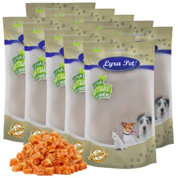 Eine Anzeige mehrerer Beutel von Lyra Pet natürlichen Hundeleckerlis, mit einem Haufen gewürfelter oranger Leckerlis davor.