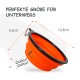 Zusammenklappbare orangefarbene Fressnapf mit schwarzem Rand, Maße 5,5 cm Höhe und 12,8 cm Durchmesser, beschriftet mit "Perfekte Größe für Unterwegs."