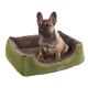 Ein kleiner Hund sitzt bequem in einem gemütlichen grünen Haustierbett mit einem weichen braunen Innenraum und zeigt ein stilvolles Design.