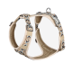 Beige Hundegeschirr mit einem bunten geometrischen Muster, mit verstellbaren Riemen und Metallverschlüssen, vor einem weißen Hintergrund präsentiert.