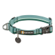 Ein türkis- und grün gestreifter Hundehalsband von Ruffwear, mit einer Kunststoffschnalle, einem Metall-D-Ring und einem Anhänger mit einem Durchgestrichen-Symbol.