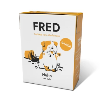 Karton mit Hundefutter, beschriftet "FRED JUNIOR", mit einem Cartoon-Hund und einer Katze, und dem Text "Huhn mit Reis".
