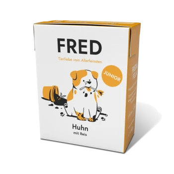 Karton mit Hundefutter, beschriftet "FRED JUNIOR", mit einem Cartoon-Hund und einer Katze, und dem Text "Huhn mit Reis".