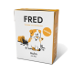 Karton mit Hundefutter, beschriftet "FRED JUNIOR", mit einem Cartoon-Hund und einer Katze, und dem Text "Huhn mit Reis".