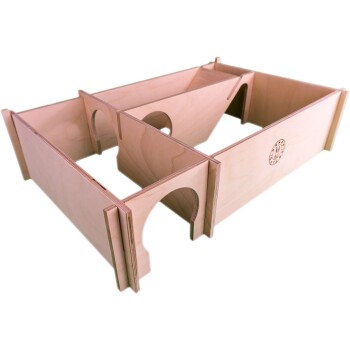 Holzspielzaun für Haustiere mit mehreren Fächern und Bögen, entworfen für kleine Tiere, mit natürlichem Finish.