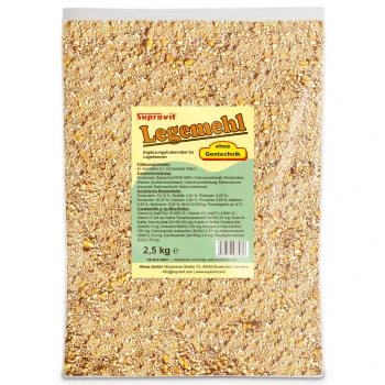 Nahaufnahme von gemischtem Vogelfutter mit gespaltenem Mais, Hirse und anderen Körnern auf einer strukturierten Oberfläche.