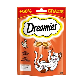 Verpackung von Dreamies Katzenleckerlis mit einer verspielten Katze und einer Hühnerillustration, mit Text, der '50% mehr' und '90 g' Gewicht hervorhebt.