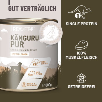 Etikett einer Hundefutterdose neben rohem rotem Fleisch mit fettgedrucktem deutschen Text „100% FLEISCH OHNE INNEREIEN“ und „OFFENE DEKLARATION“