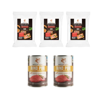Drei Packungen Wildfang Hähnchen-Hundefutter und zwei Dosen Wildfang Rindfleisch-Hundefutter mit der Aufschrift "Rind Pur B.A.R.F. Qualität."