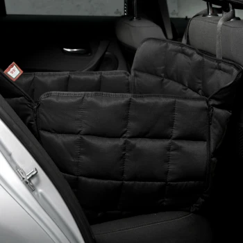 Schwarze Autositzabdeckung für Haustiere mit gestepptem Design, im Rücksitz eines Autos positioniert, mit einem Preisschild von 95 $.