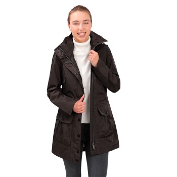 Eine Frau trägt eine stilvolle schwarze Jacke mit Kapuze, die vor einem schlichten Hintergrund steht.