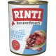 Dosenfutter "RINTI Kennerfleisch" für Haustiere mit blauem Hintergrund, mit dem Text "mit Geflügelherzen - getreidefrei" und Bildern von Fleischherzen.