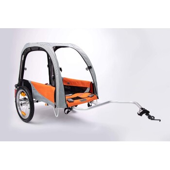 Haustieranhänger mit einem grauen und orangefarbenen Design, mit einem geräumigen Innenraum, Netzfenstern und einer stabilen Anhängerkupplung.