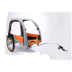 Haustieranhänger mit einem grauen und orangefarbenen Design, mit einem geräumigen Innenraum, Netzfenstern und einer stabilen Anhängerkupplung.