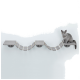 Eine graue Katze sitzt auf einem modernen, wandmontierten Katzenregalsystem aus Holzplattformen, die durch eine flexible Brücke verbunden sind.