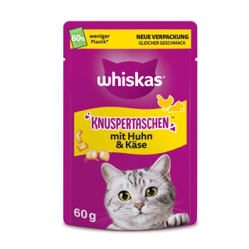 Lila Whiskas-Beutel 'Knuspertaschen mit Huhn & Käse' 60 g Katzensnack-Packung mit Katzenmotiv und Aufkleber '60% weniger Plastik'.