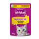 Lila Whiskas-Beutel 'Knuspertaschen mit Huhn & Käse' 60 g Katzensnack-Packung mit Katzenmotiv und Aufkleber '60% weniger Plastik'.