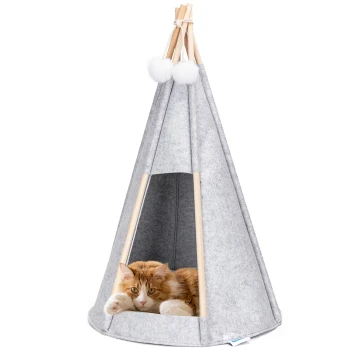 Ein gemütliches graues Filz-Katzen-Tipi mit Holzpfosten, in dem eine entspannte orangefarbene Katze liegt.