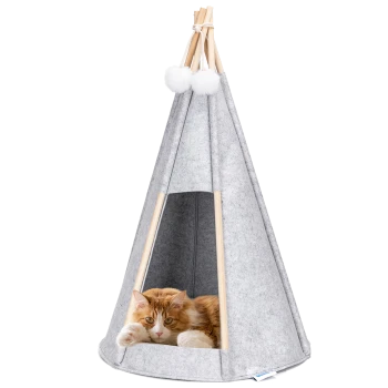 Ein gemütliches graues Filz-Katzen-Tipi mit Holzpfosten, in dem eine entspannte orangefarbene Katze liegt.