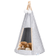 Ein gemütliches graues Filz-Katzen-Tipi mit Holzpfosten, in dem eine entspannte orangefarbene Katze liegt.