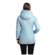 Eine Frau trägt eine hellblaue Daunenjacke mit Kapuze, von hinten gesehen, die ihr Chevron-Muster und ihr elegantes Design zeigt.