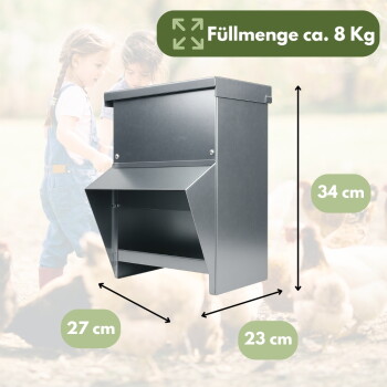 Grauer Metallgeflügelfutterspender mit vorderer Rutsche, dargestellt mit den Angaben 34 cm, 27 cm, 23 cm und dem Text 'Füllmenge ca. 8 kg'.