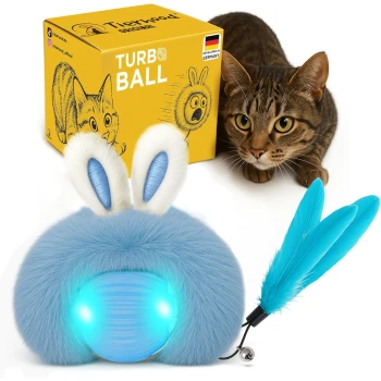 Turboball Katzenspielzeug Ein blauer, flauschiger Spielzeug, das einem Hasen ähnelt, mit leuchtenden Augen und angehängten Federn, neben einer gelben Box mit der Aufschrift "Turbo Ball", entwickelt in Deutschland.