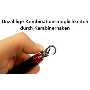 Eine Hand, die einen schwarz-roten Karabinerhaken hält, mit dem Text 'Unzählige Kombinationsmöglichkeiten durch Karabinerhaken' darüber.